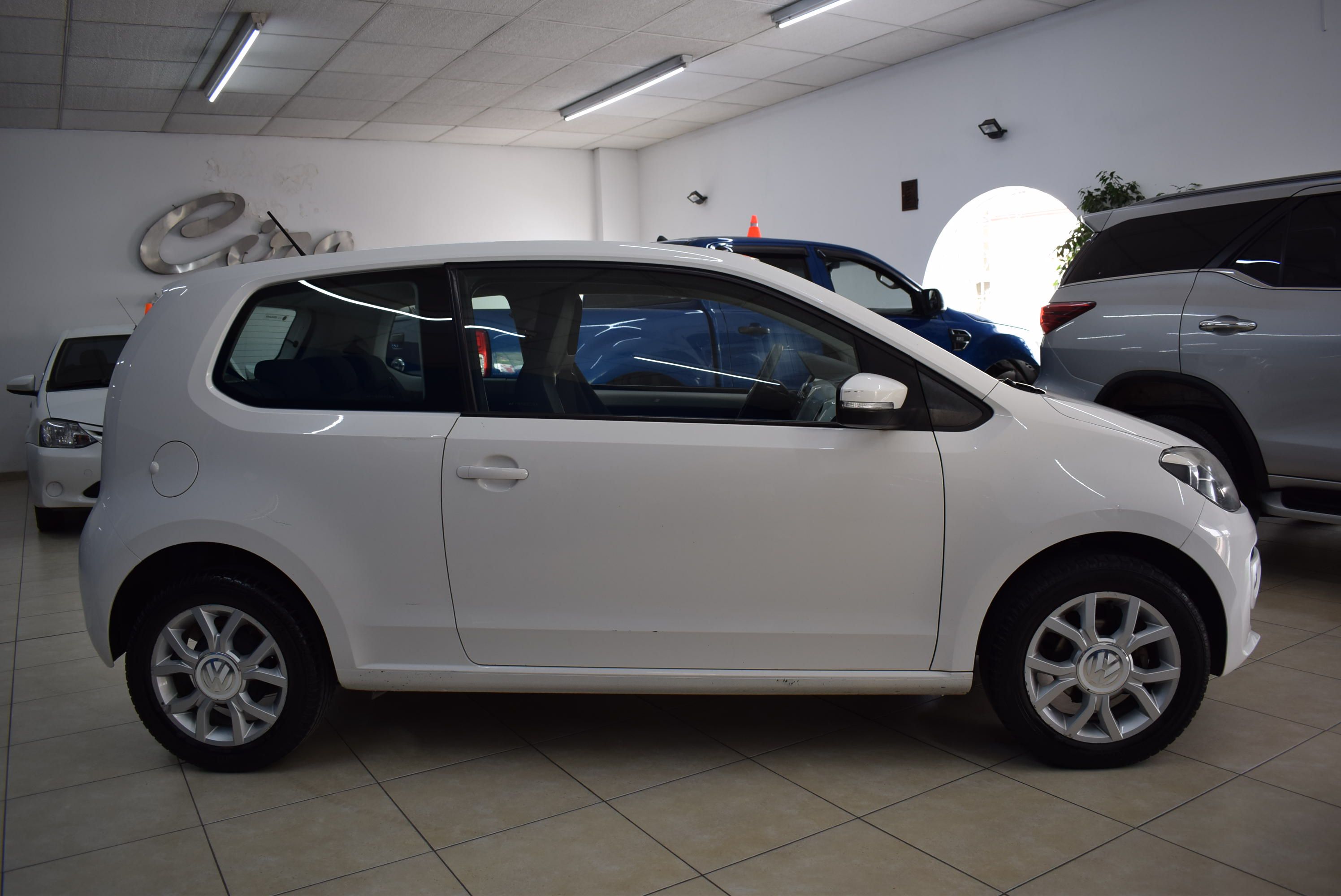 Volkswagen UP HIGH 3 PTAS 8