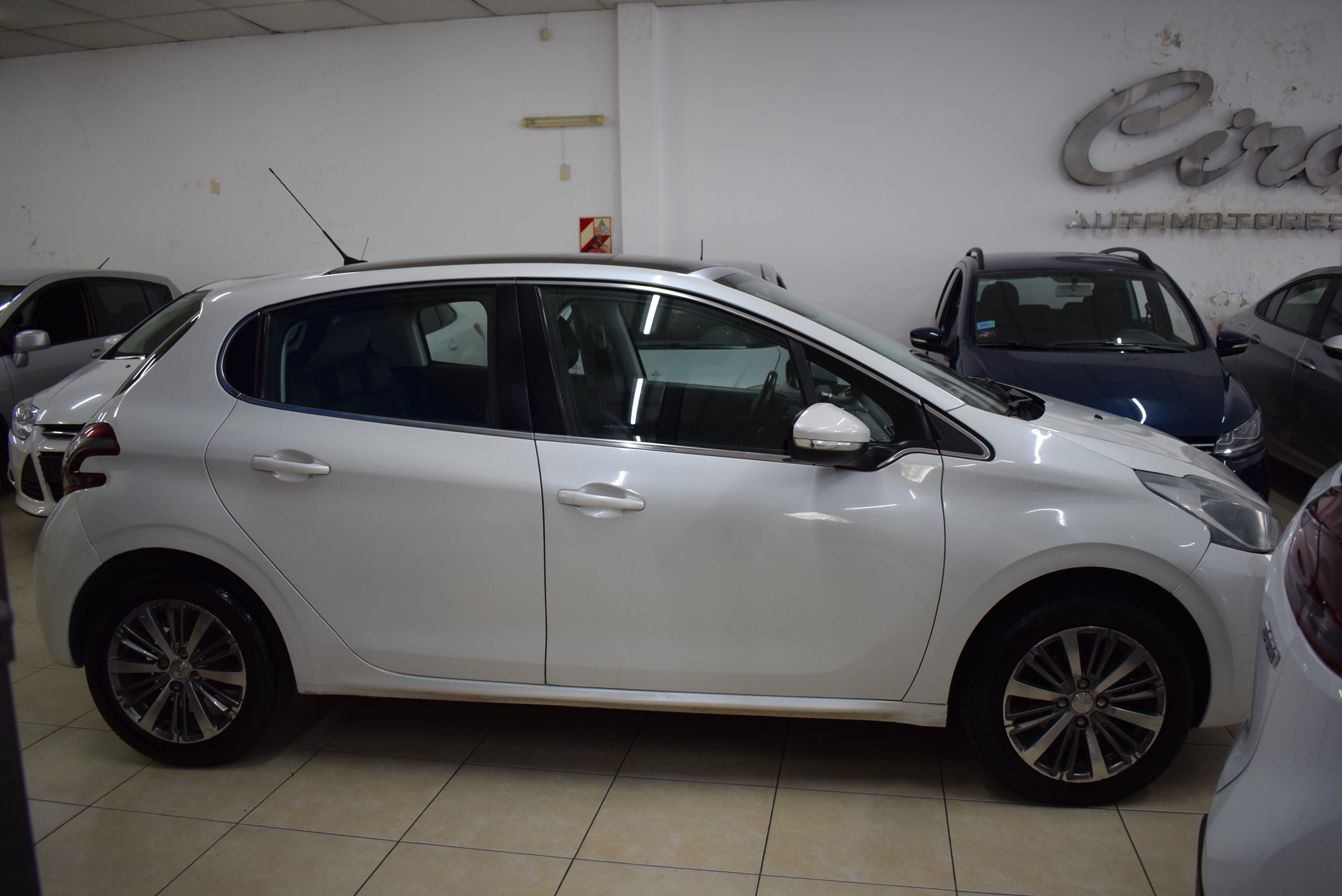 Peugeot 208 FELINE 1.6 2