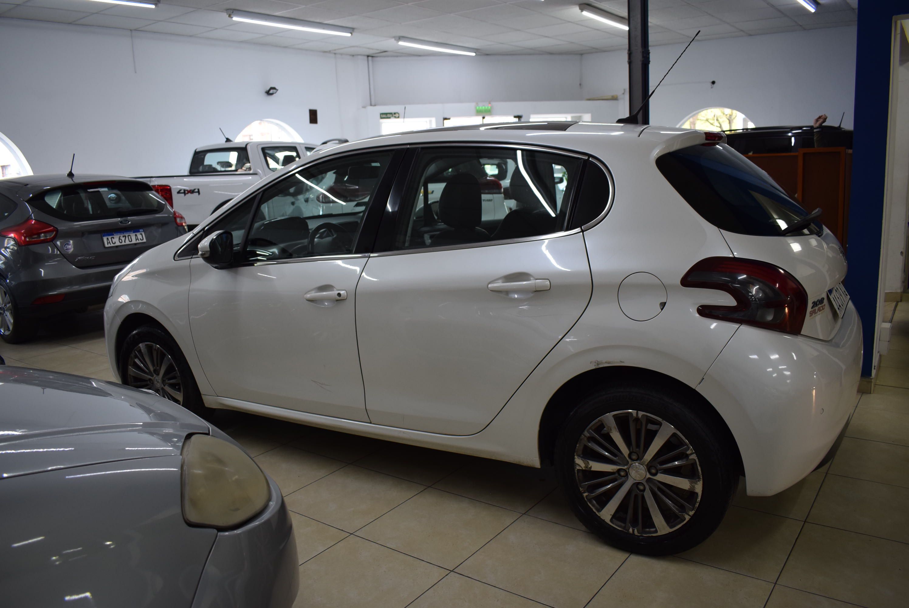 Peugeot 208 FELINE 1.6 6