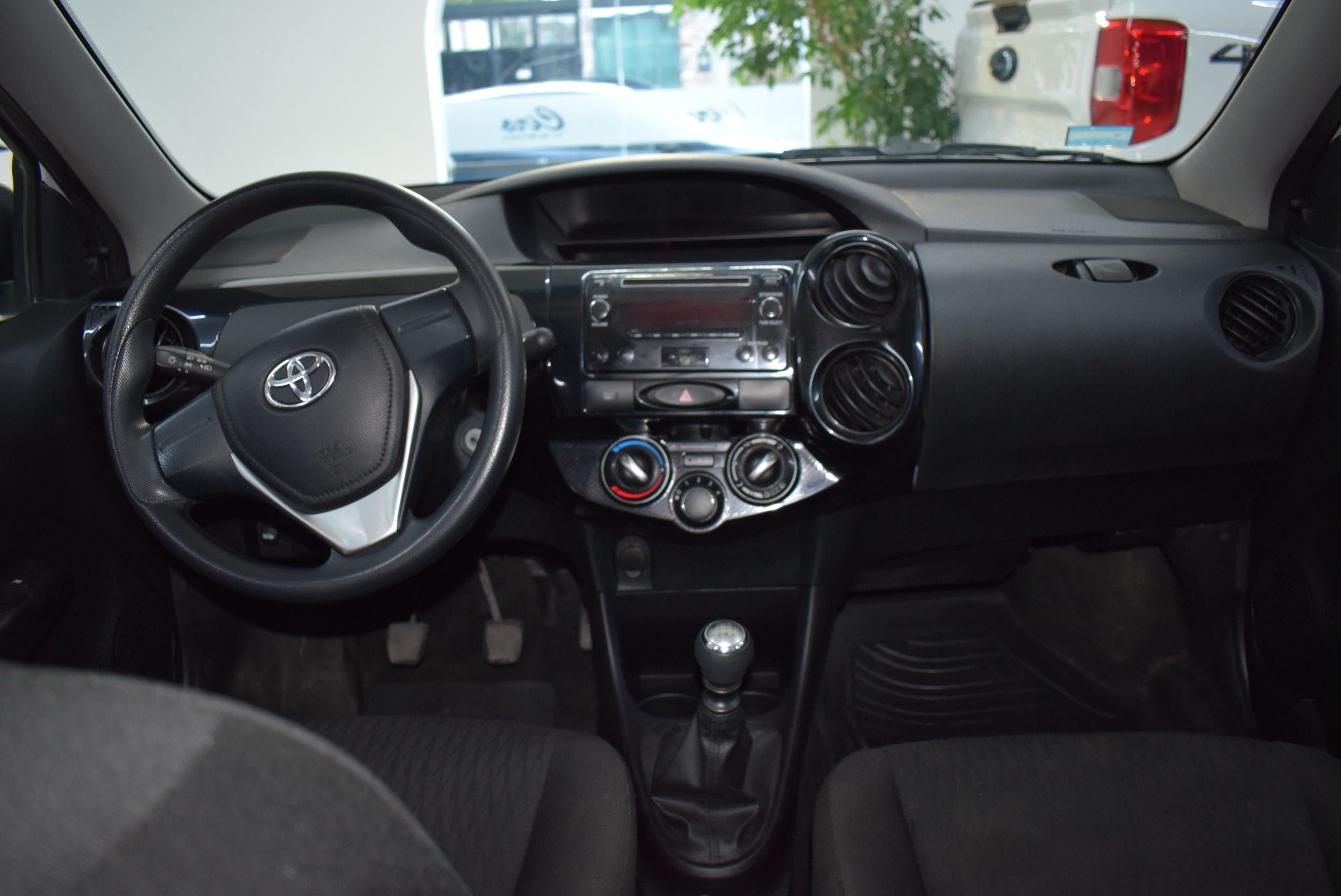 Toyota ETIOS X 1.5 MT 4