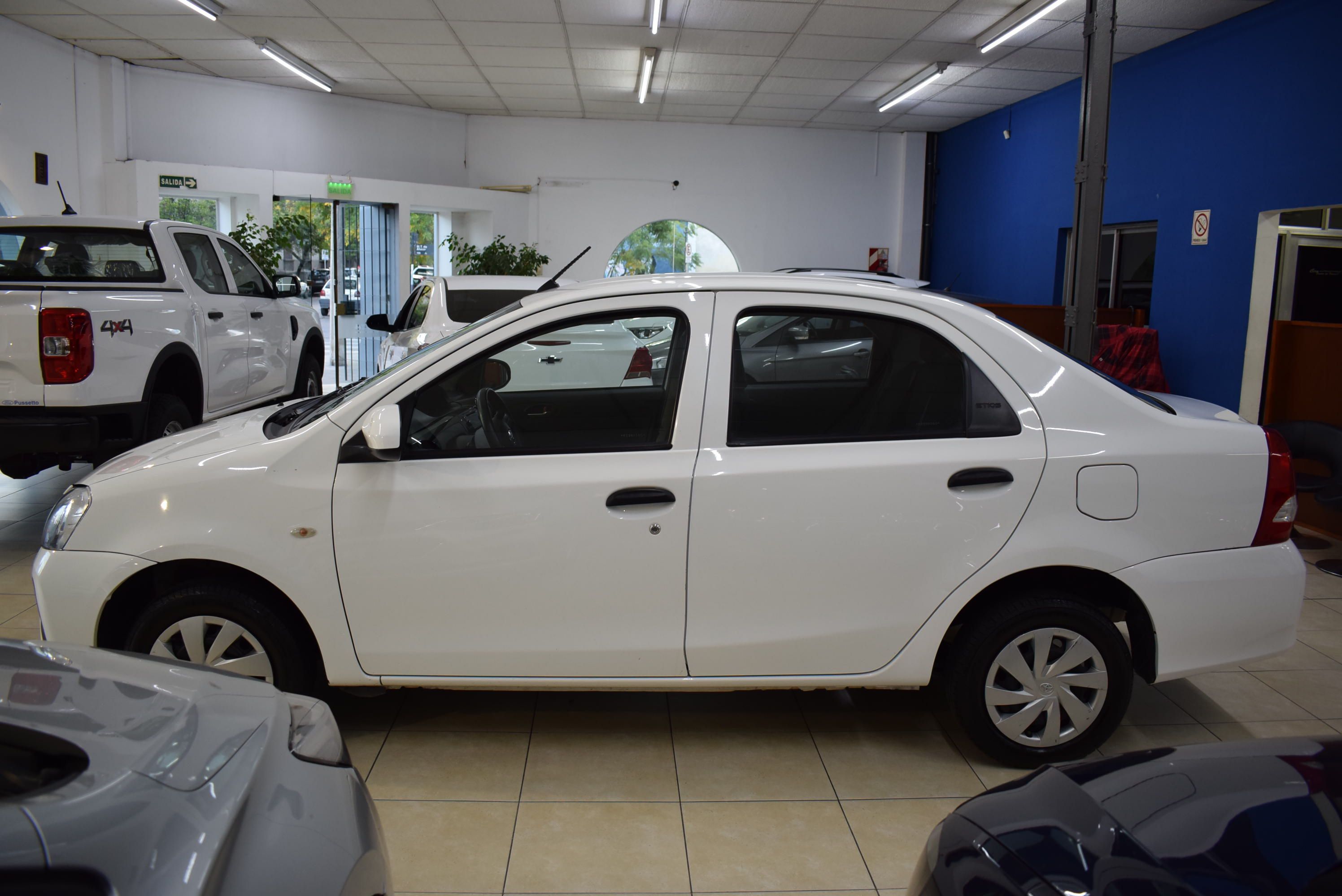 Toyota ETIOS X 1.5 MT 6